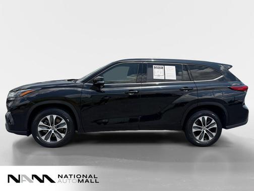 Midnight Black Metallic 2022 Toyota Highlander XLE