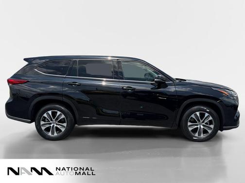 Midnight Black Metallic 2022 Toyota Highlander XLE