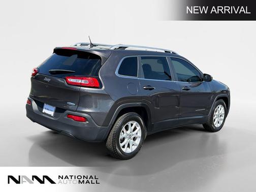 Granite Crystal Metallic Clearcoat 2017 Jeep Cherokee Latitude