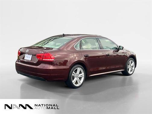 2014 Volkswagen Passat 1.8T Auto SE w/Sunroof & Nav