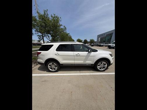 White Platinum Tri-Coat Metallic 2019 Ford Explorer XLT