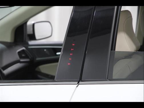 White 2022 Ford Edge SEL