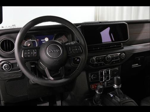 Black Clearcoat 2025 Jeep Gladiator Mojave