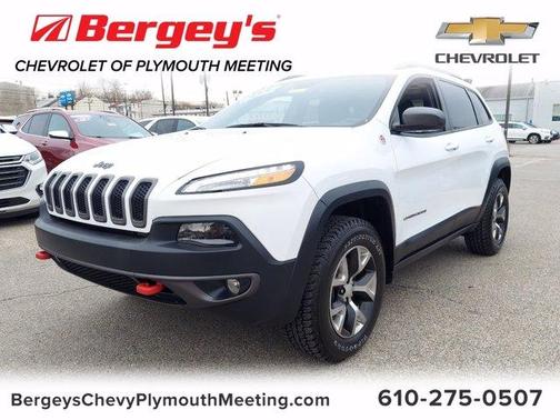 Photo 3 of 33 of 2017 Jeep Cherokee Trailhawk