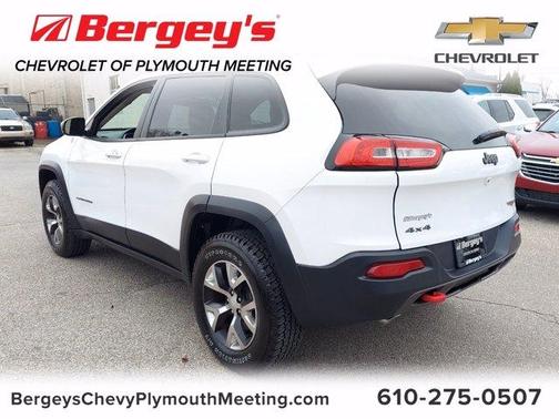 Photo 4 of 33 of 2017 Jeep Cherokee Trailhawk