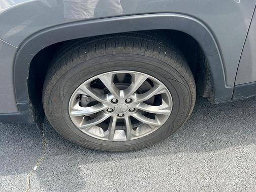 Sting Gray Clearcoat 2021 Jeep Cherokee Latitude Plus