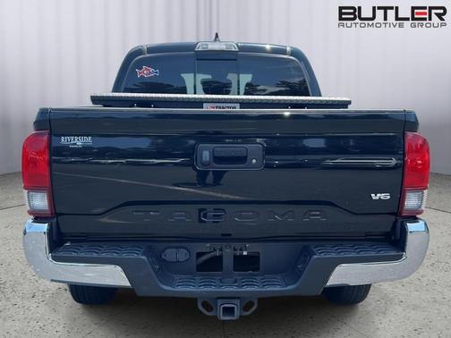 Midnight Black Metallic 2022 Toyota Tacoma SR5
