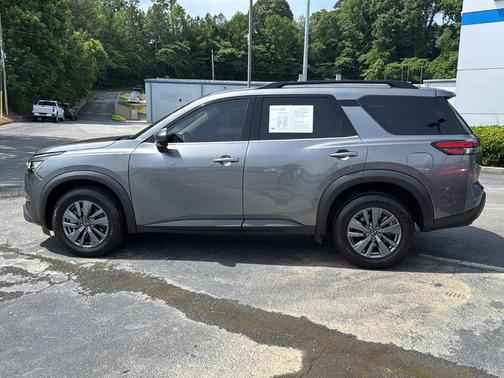2022 Nissan Pathfinder SV