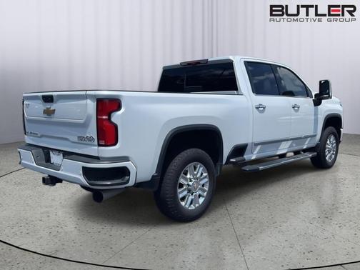 Iridescent Pearl Tricoat 2024 Chevrolet Silverado 2500 High Country