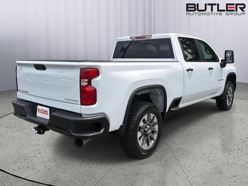 Summit White 2026 Chevrolet Silverado 2500 Custom
