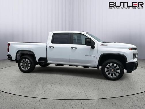 Summit White 2026 Chevrolet Silverado 2500 Custom