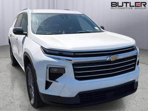 Summit White 2025 Chevrolet Traverse LT