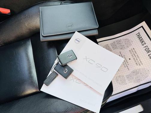 Silver 2018 Volvo XC90 T6 Momentum