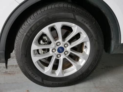Oxford White 2022 Ford Escape SE
