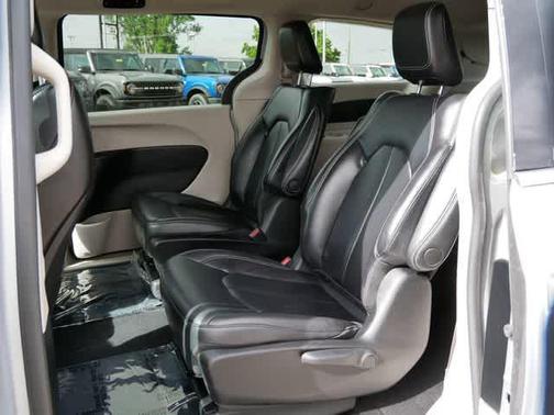 2023 Chrysler Pacifica Hybrid Touring L
