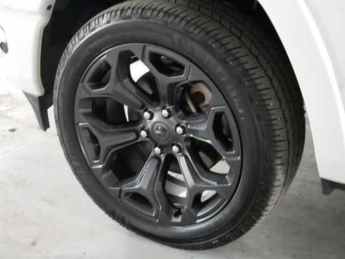 Ivory White Tri-Coat Pearlcoat 2022 RAM 1500 Limited