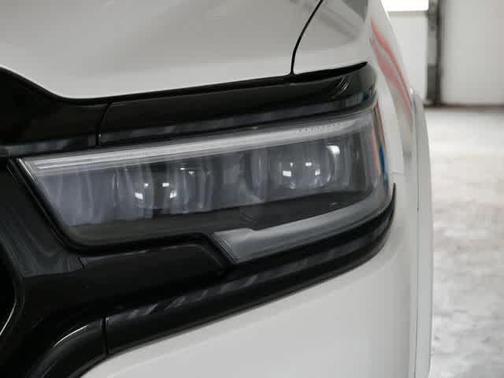 Ivory White Tri-Coat Pearlcoat 2022 RAM 1500 Limited