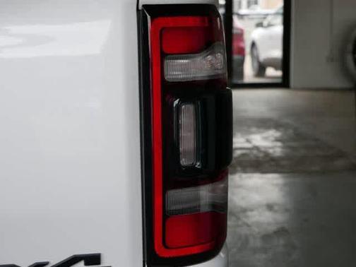 Ivory White Tri-Coat Pearlcoat 2022 RAM 1500 Limited