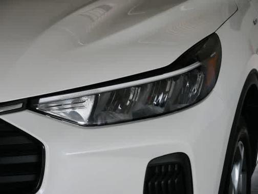 Star White Metallic Tri-Coat 2025 Ford Escape ST-Line