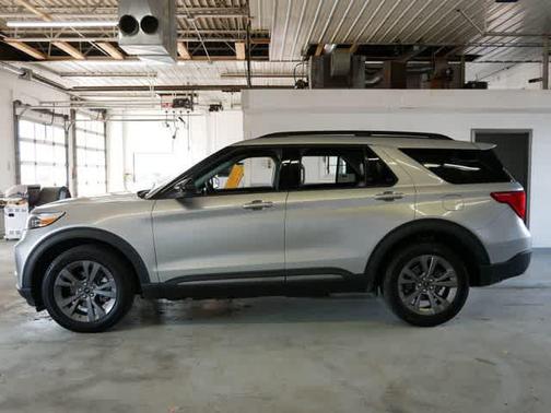 Iconic Silver Metallic 2024 Ford Explorer XLT