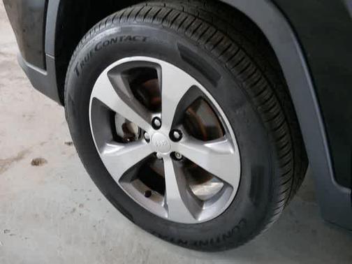 Diamond Black Crystal Pearlcoat 2019 Jeep Cherokee Limited