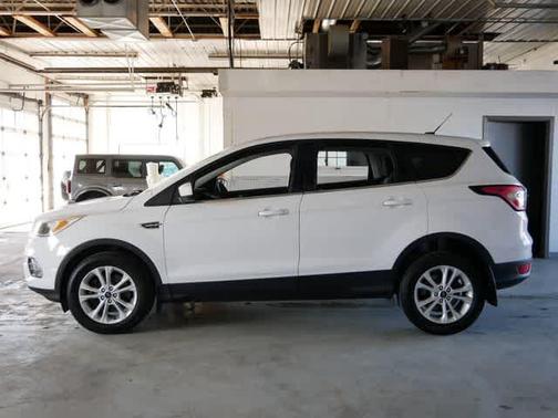 Oxford White 2017 Ford Escape SE