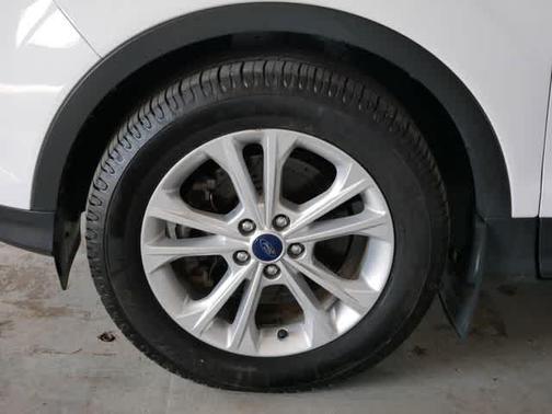 Oxford White 2017 Ford Escape SE