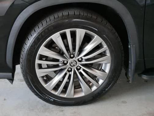 Midnight Black Metallic 2020 Toyota Highlander Platinum