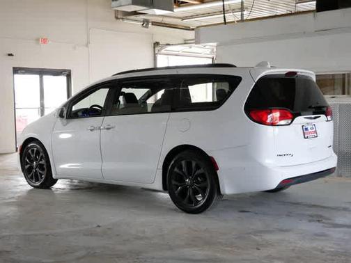 Bright White Clearcoat 2019 Chrysler Pacifica Limited