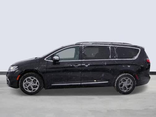 Brilliant Black Crystal Pearlcoat 2023 Chrysler Pacifica Limited