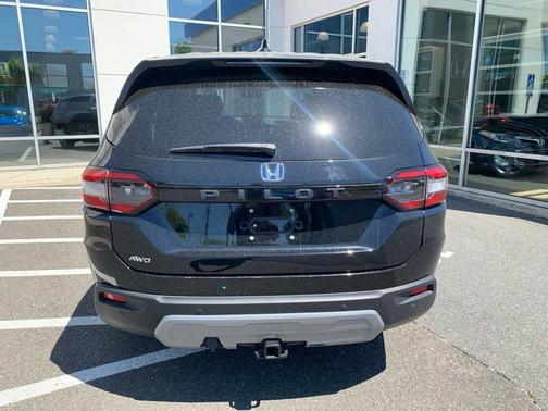 Crystal Black Pearl 2023 Honda Pilot EX-L 7-Passenger