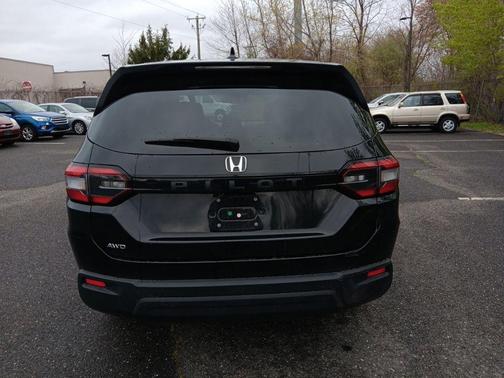 Crystal Black 2023 Honda Pilot LX