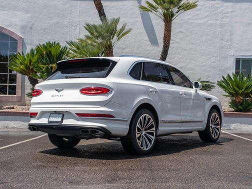 Pale Brodgar Metallic 2022 Bentley Bentayga V8