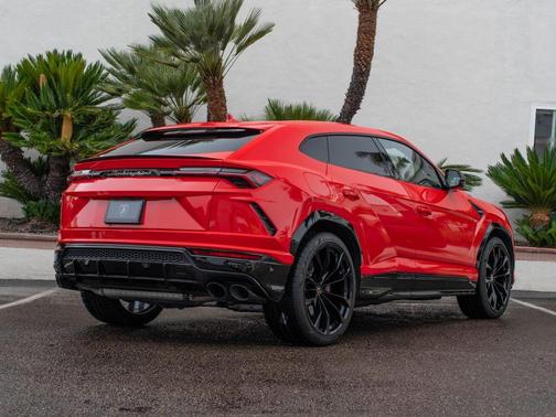 Rosso Mars Metallic 2022 Lamborghini Urus Base