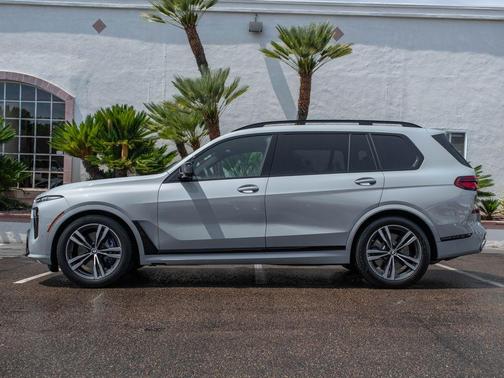 Brooklyn Gray Metallic 2025 BMW X7 M60i