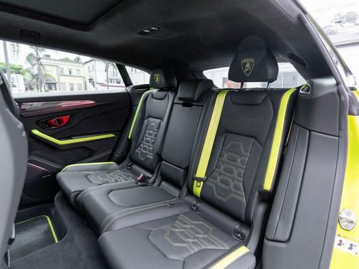 Verde Citrea Metallic 2025 Lamborghini Urus SE