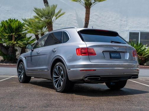 Silver Tempest Metallic 2018 Bentley Bentayga W12
