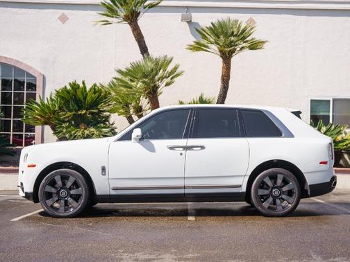 Arctic White 2022 Rolls-Royce Cullinan