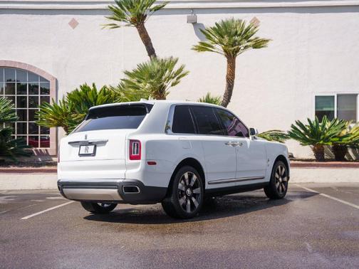 Arctic White 2022 Rolls-Royce Cullinan