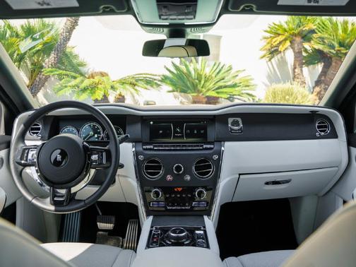Arctic White 2022 Rolls-Royce Cullinan