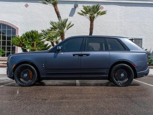 Sapphire Gunmetal 2026 Rolls-Royce Cullinan BADGE