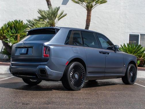 Sapphire Gunmetal 2026 Rolls-Royce Cullinan BADGE