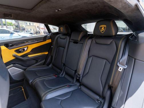 Giallo Inti Pearl 2021 Lamborghini Urus Base