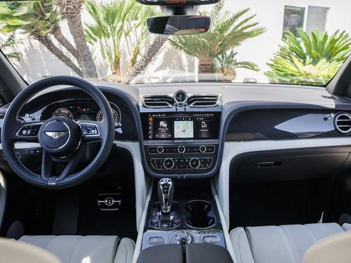 Glacier White 2025 Bentley Bentayga