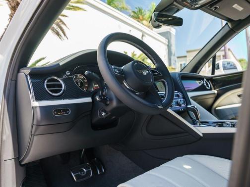 Glacier White 2025 Bentley Bentayga