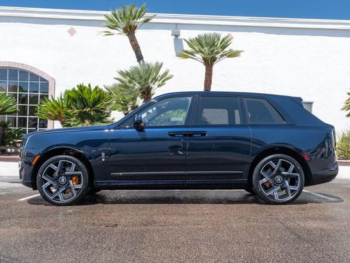 Sapphire Black 2027 Rolls-Royce Cullinan
