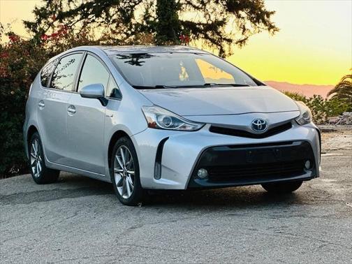 2016 Toyota Prius v Five