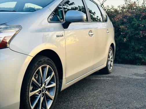 2016 Toyota Prius v Five