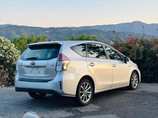 2016 Toyota Prius v Five