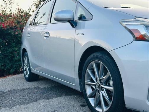 2016 Toyota Prius v Five